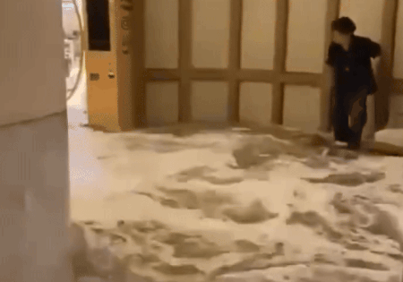 Nước cuồn cuộn quét qua khách sạn Hong Kong trong bão Ragasa