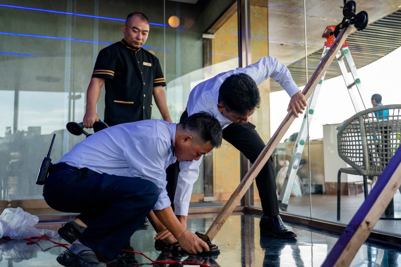 Canh chen cua chong bao tai khach san Quang Ninh hinh anh