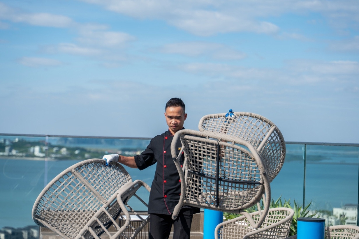 Khu du lich Bai Chay vang ve truoc khi bao so 9 do bo hinh anh