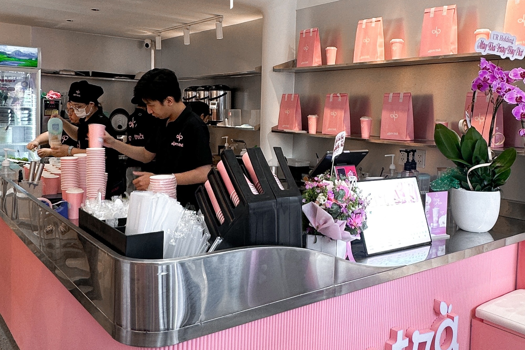 Quan tra sua va lay khi khach cosplay 'tong tai ra lenh danh nguoi' hinh anh