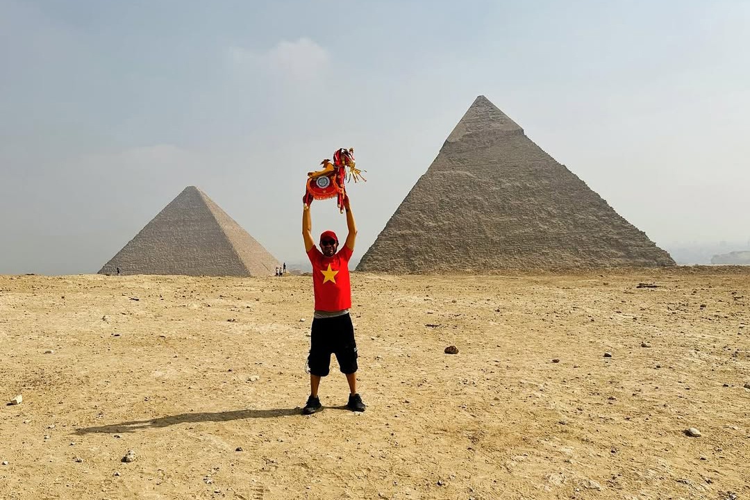 Khach Tay van 'hot' sau 2 nam om ngua vang ma o san bay Viet Nam hinh anh