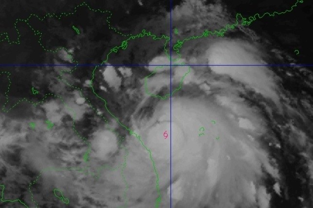 Bao so 10 cach Da Nang 150 km, nguy co rui ro thien tai cap 4 hinh anh