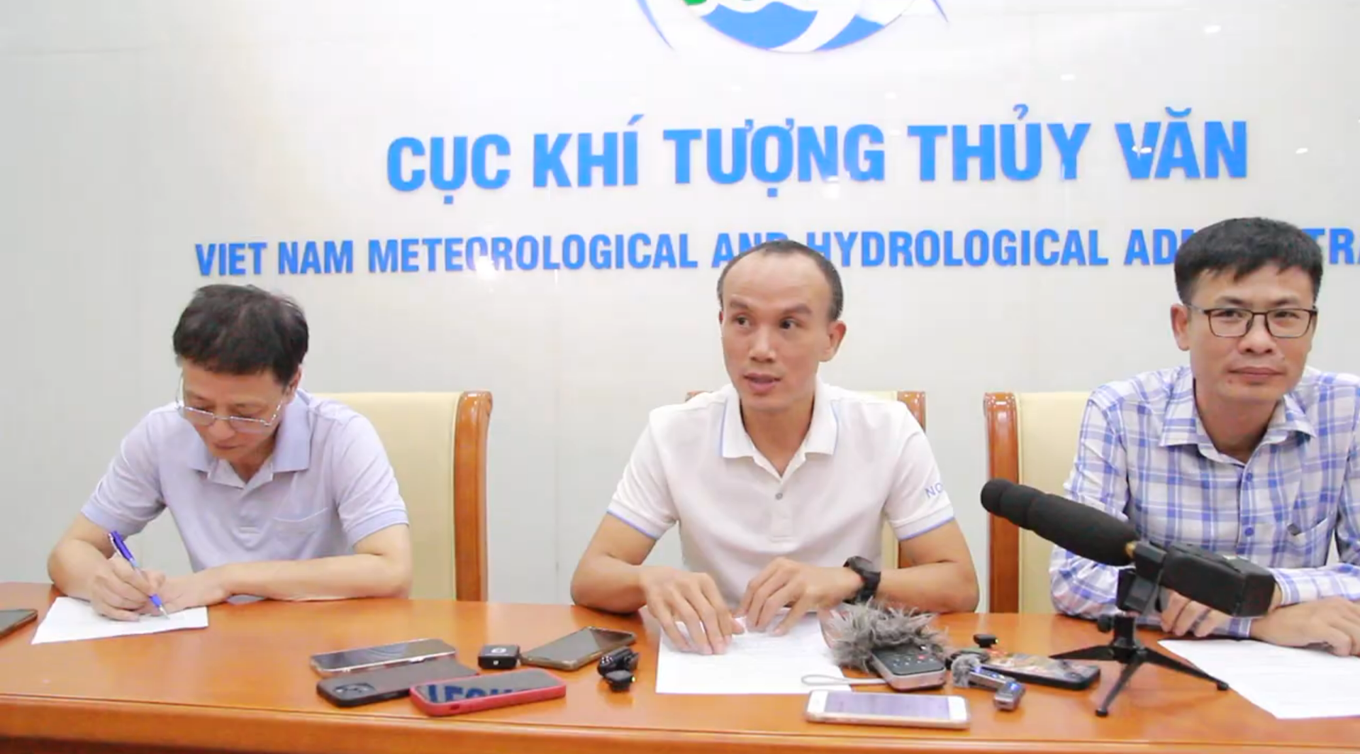 Bao so 10 di chuyen nhanh, hoan luu rong, nguy co rui ro thien tai cap 4 hinh anh