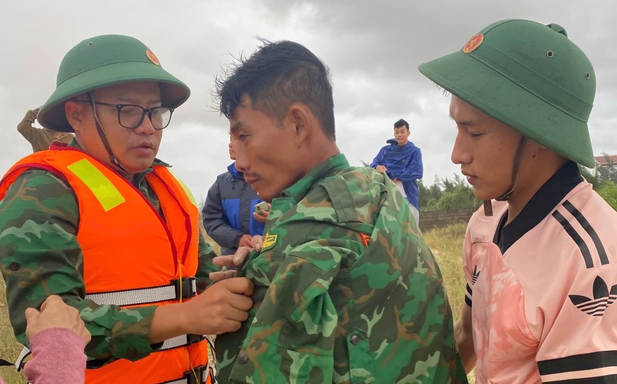 Ngu dan bam tru phao tieu suot 6 gio tren bien Quang Tri hinh anh