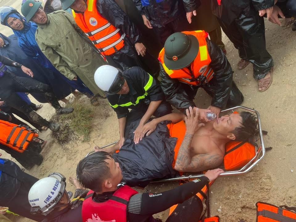 Ngu dan om phao tieu suot 6 gio giua gio bao hinh anh