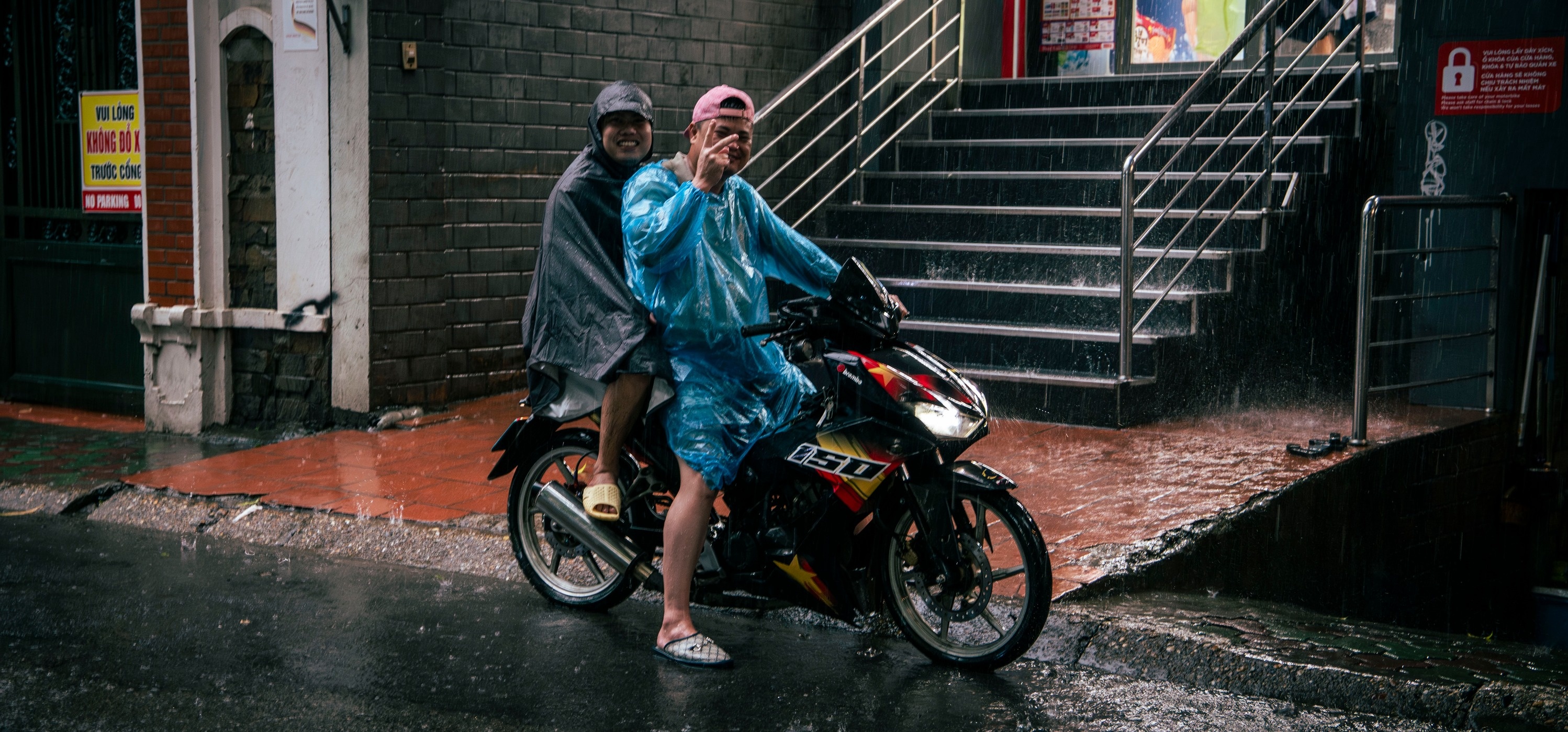 Khach Tay chung kien nhip song Ha Noi ngay mua bao hinh anh