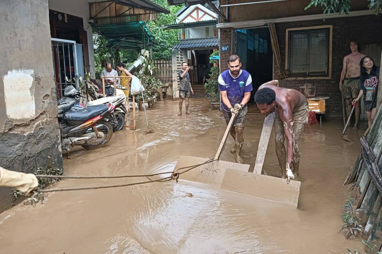 Khach Tay don lu o Ha Giang hinh anh
