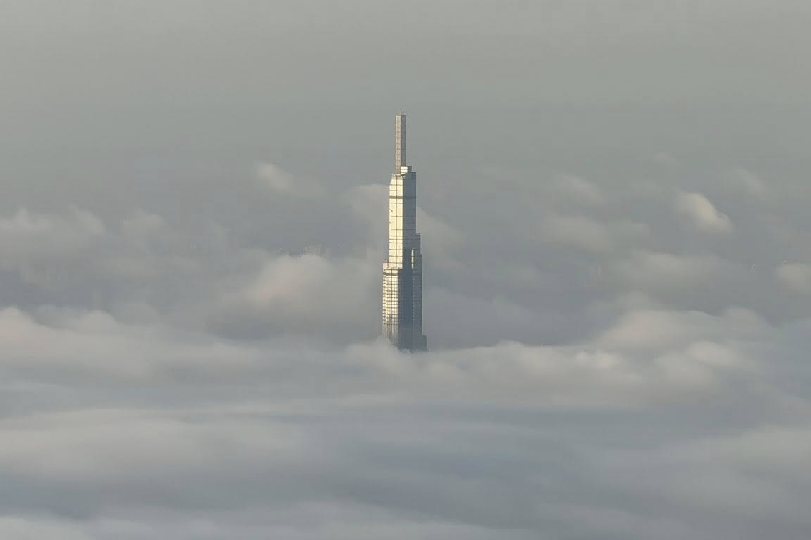 Nhin Landmark 81 chim trong bien may tu cua so may bay hinh anh
