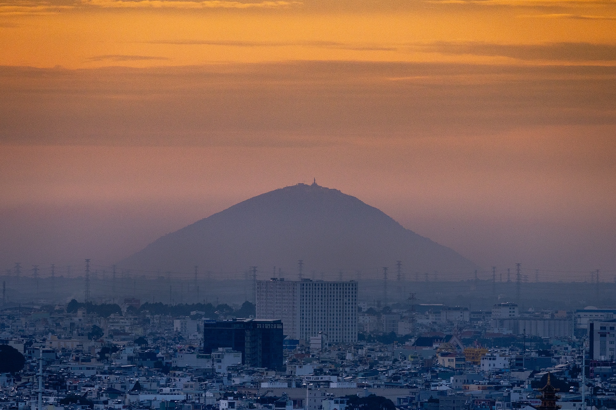 Khoanh khac thay nui Ba Den tu TP.HCM ngay 5/10 hinh anh
