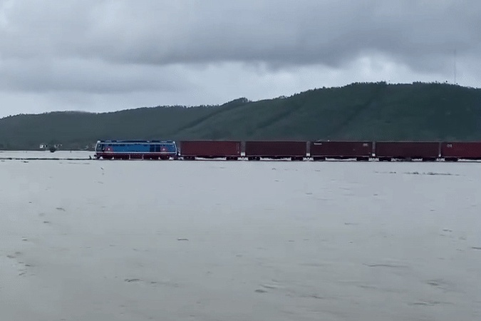 Canh tau hoa chay giua 'bien nuoc' gay bat ngo hinh anh