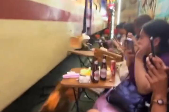 Tau hoa dam vang ban ghe o pho ca phe duong tau Ha Noi hinh anh