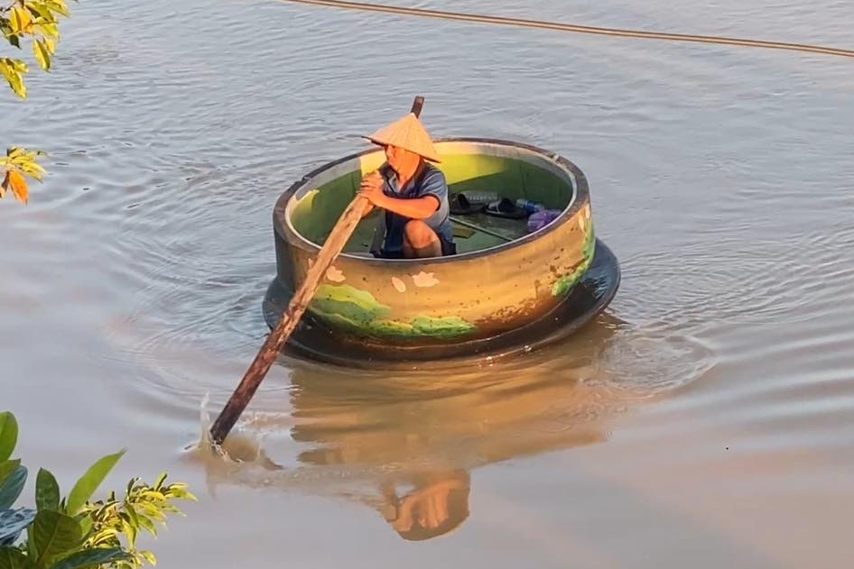 Nguoi dan cheo 'tach tra' khong lo di nhan do cuu tro hinh anh