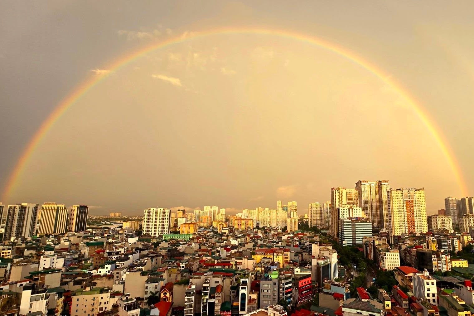 Ly giai Ha Noi 'dat vang', xuat hien cau vong kep sang nay hinh anh