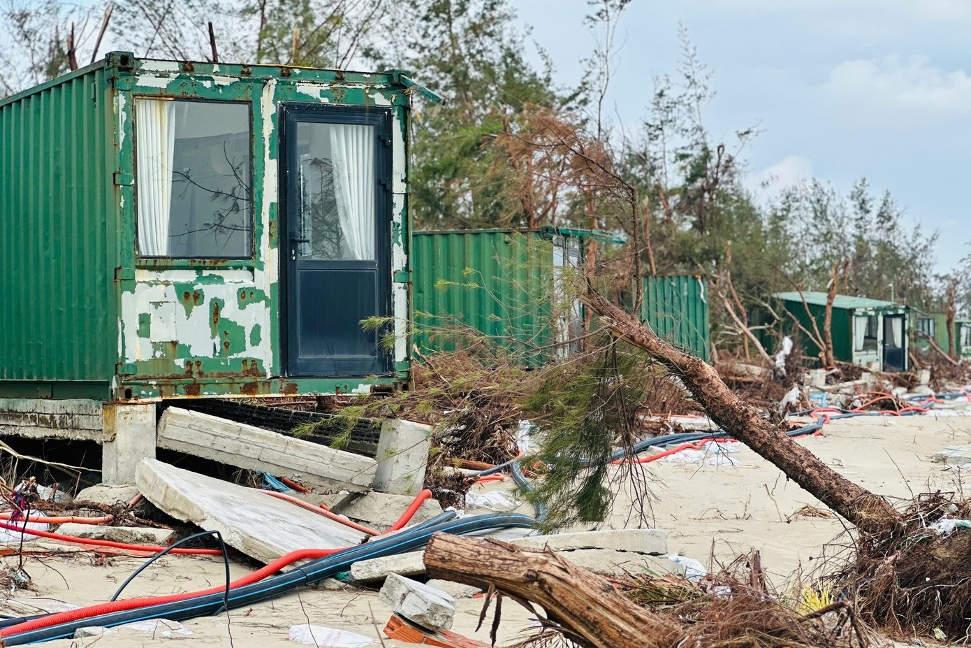 Tan hoang khu nghi duong container o Ha Tinh hinh anh