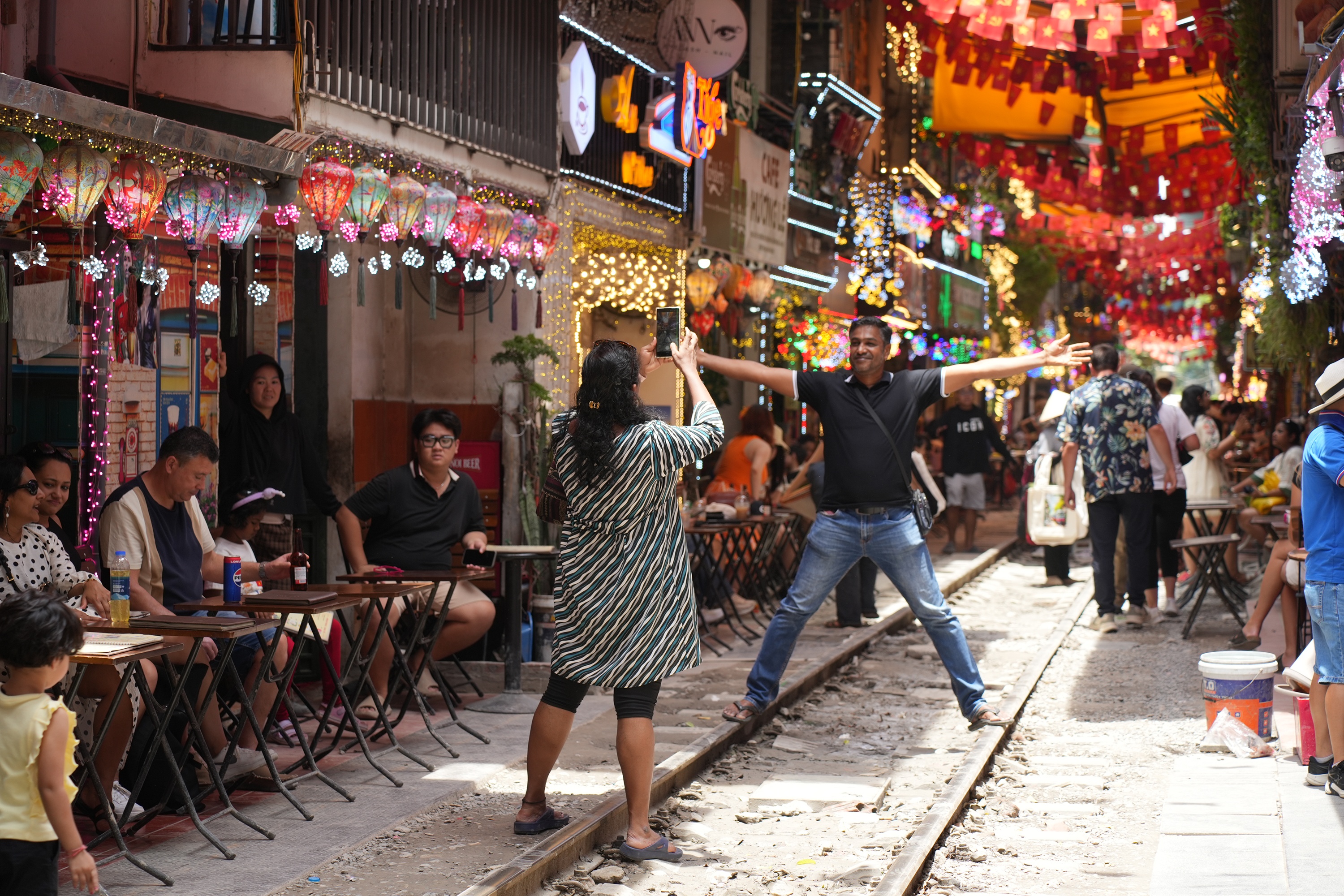 Canh dong duc tai pho ca phe duong tau sau vu dam vang ban ghe hinh anh