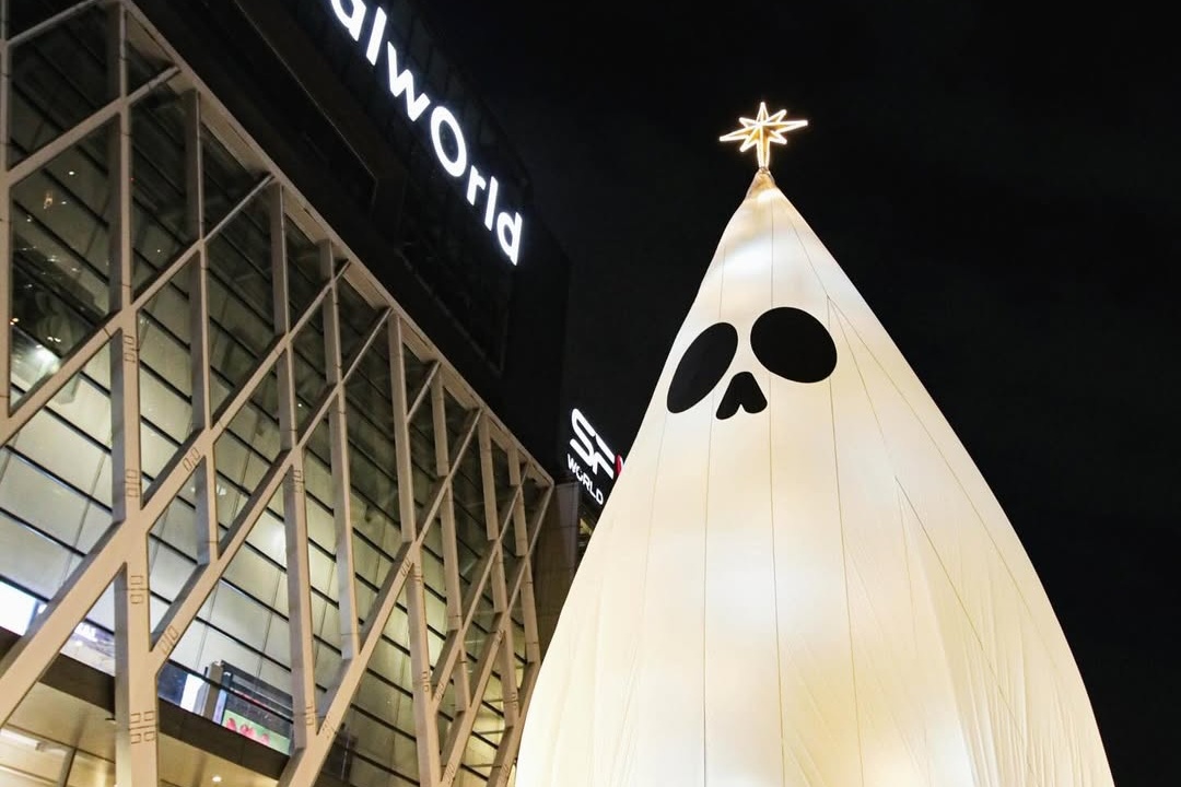 Ca chau A bat cuoi nhin cay thong Noel 'ma am' tai Thai Lan hinh anh