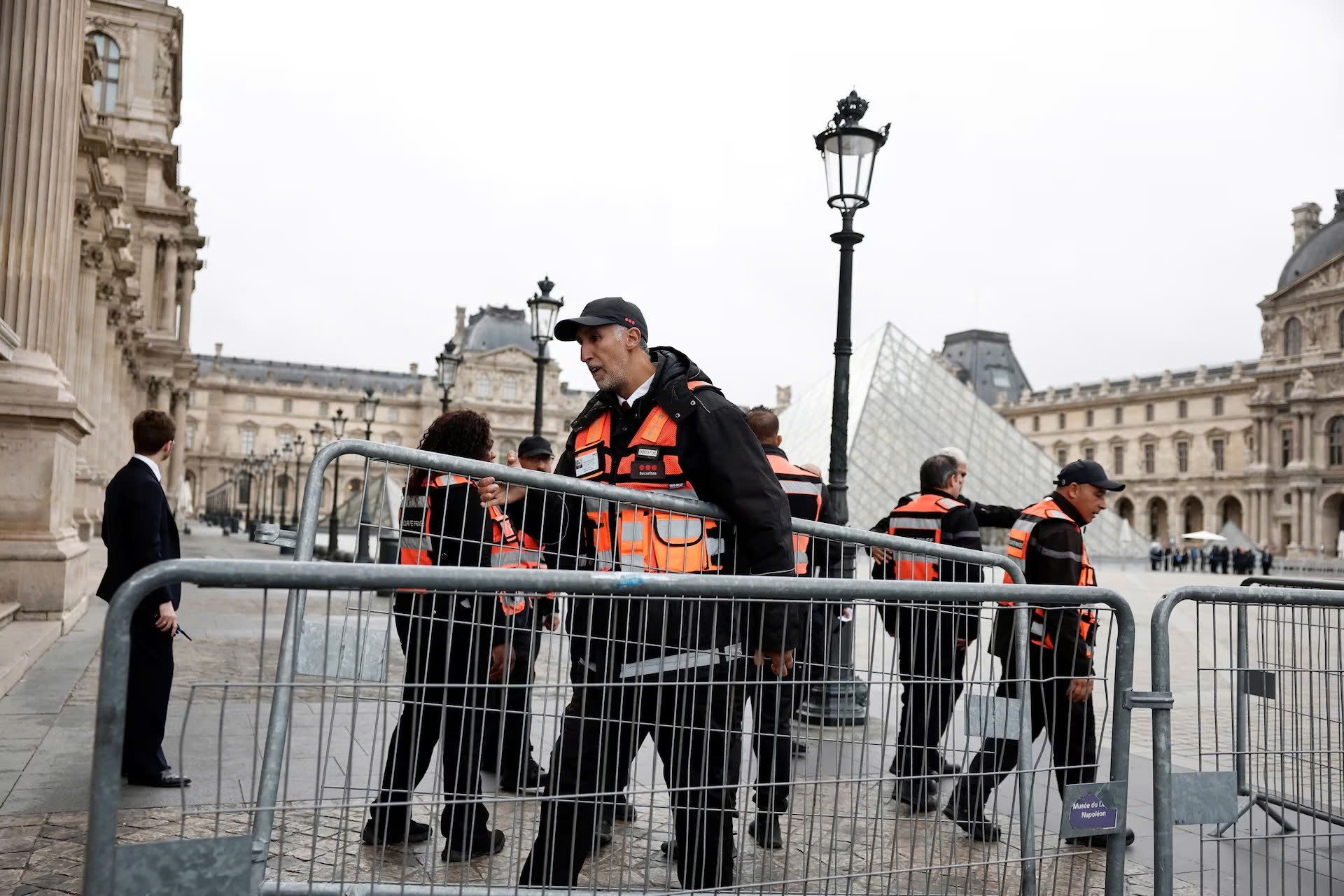 Khoanh khac bang nhom tau thoat sau vu cuop hon 100 trieu USD tai bao tang Louvre hinh anh