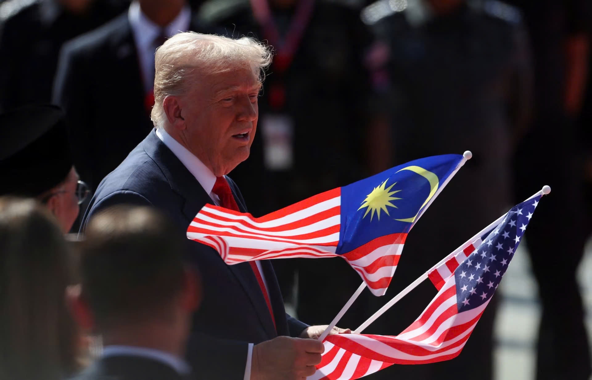 Trump nhun nhay anh 2