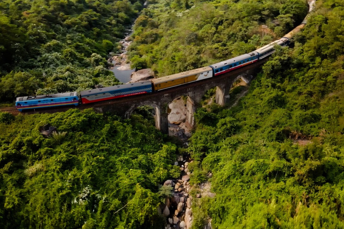Tiep tuc tam dung tau Bac - Nam trong tran lu lich su o Hue hinh anh