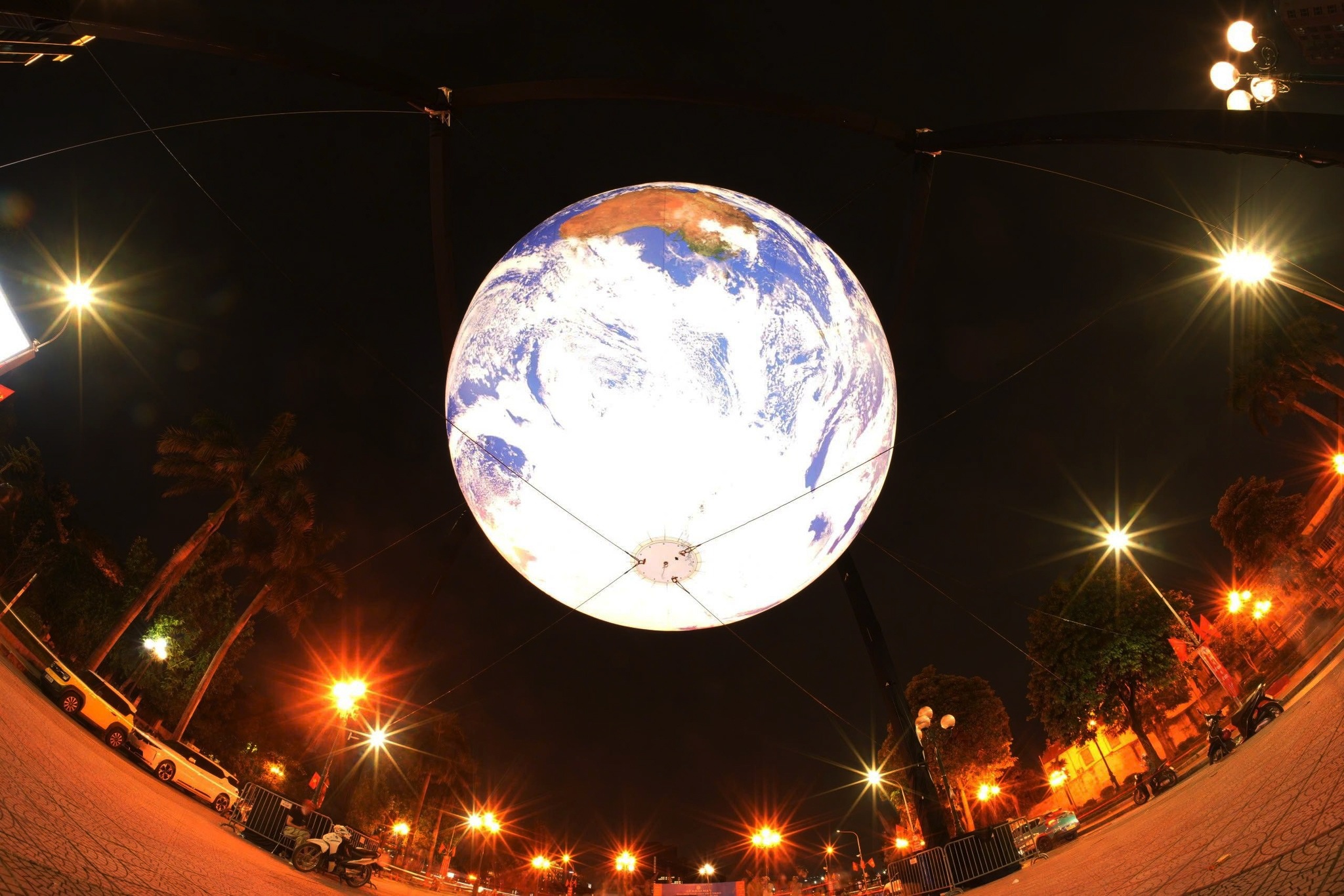 Qua dia cau khong lo 7 m o Ho Tay hinh anh