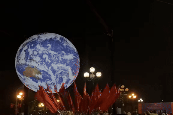 Bat ngo nhin qua dia cau lo lung ben Ho Tay hinh anh