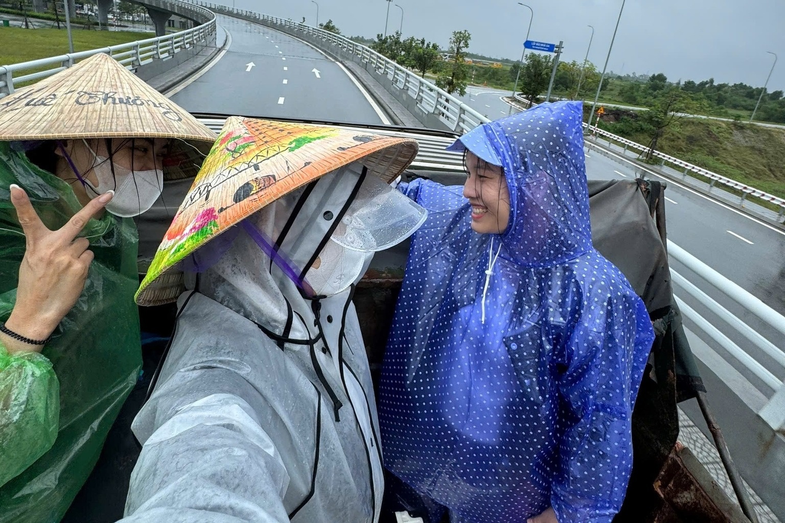 Du khach di cong nong ra san bay giua lu lut lich su o Hue hinh anh