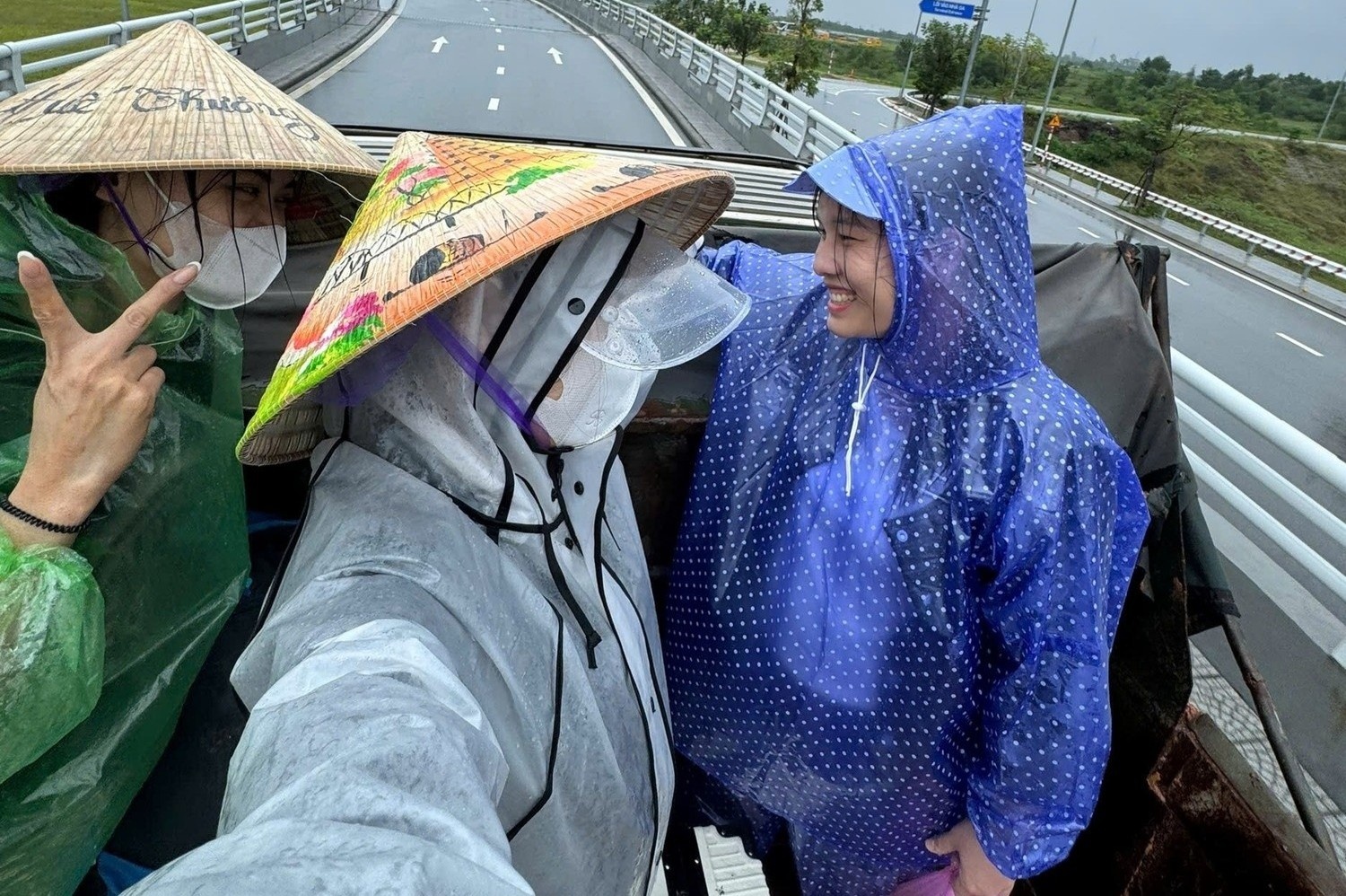 Canh du khach di xe cong nong ra san bay Hue hinh anh