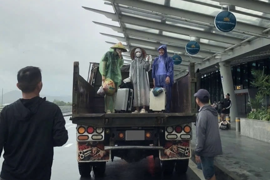 Du khach di cong nong ra san bay giua lu lut lich su o Hue hinh anh