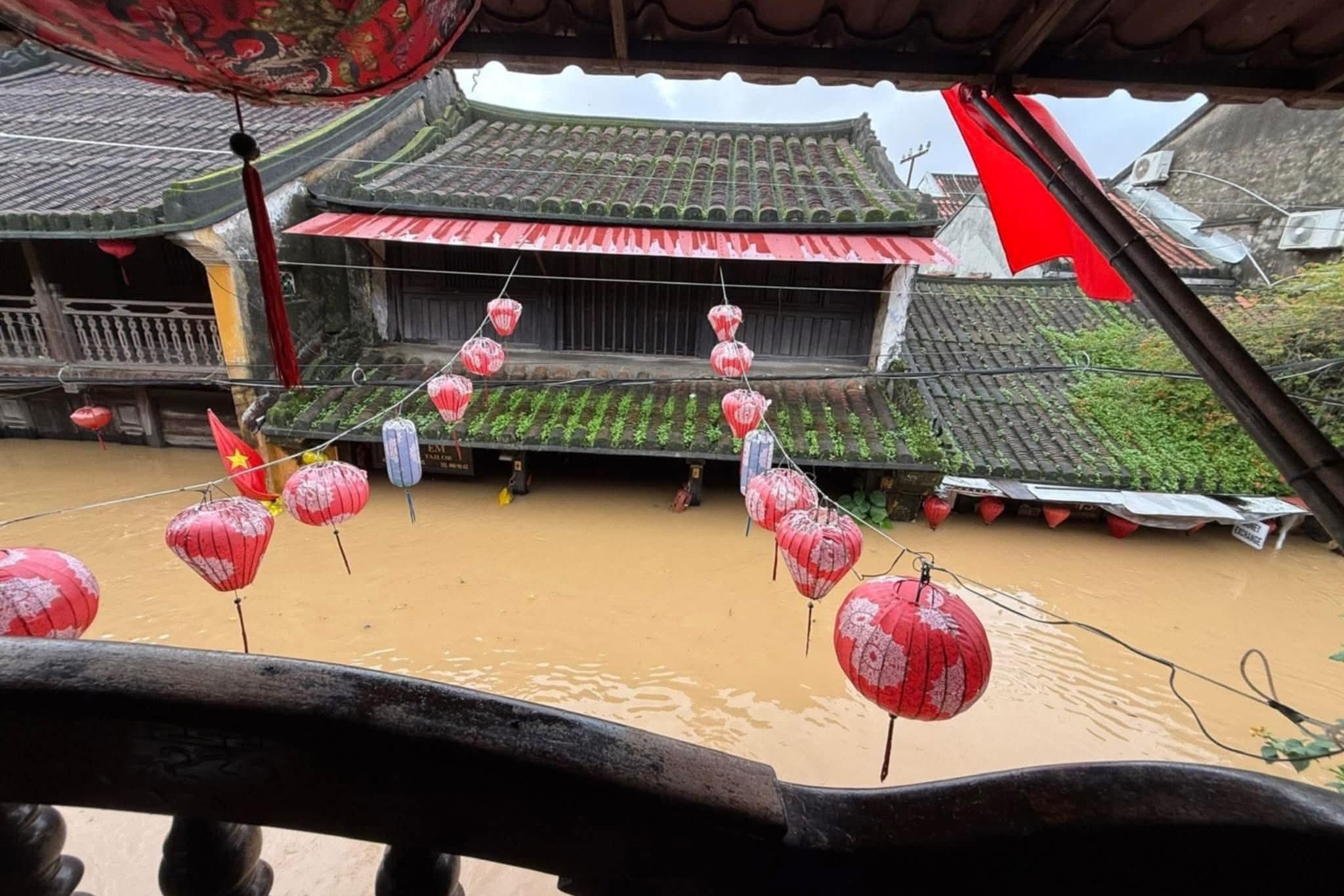 Madame Hien Hoi An chim trong nuoc lu hinh anh