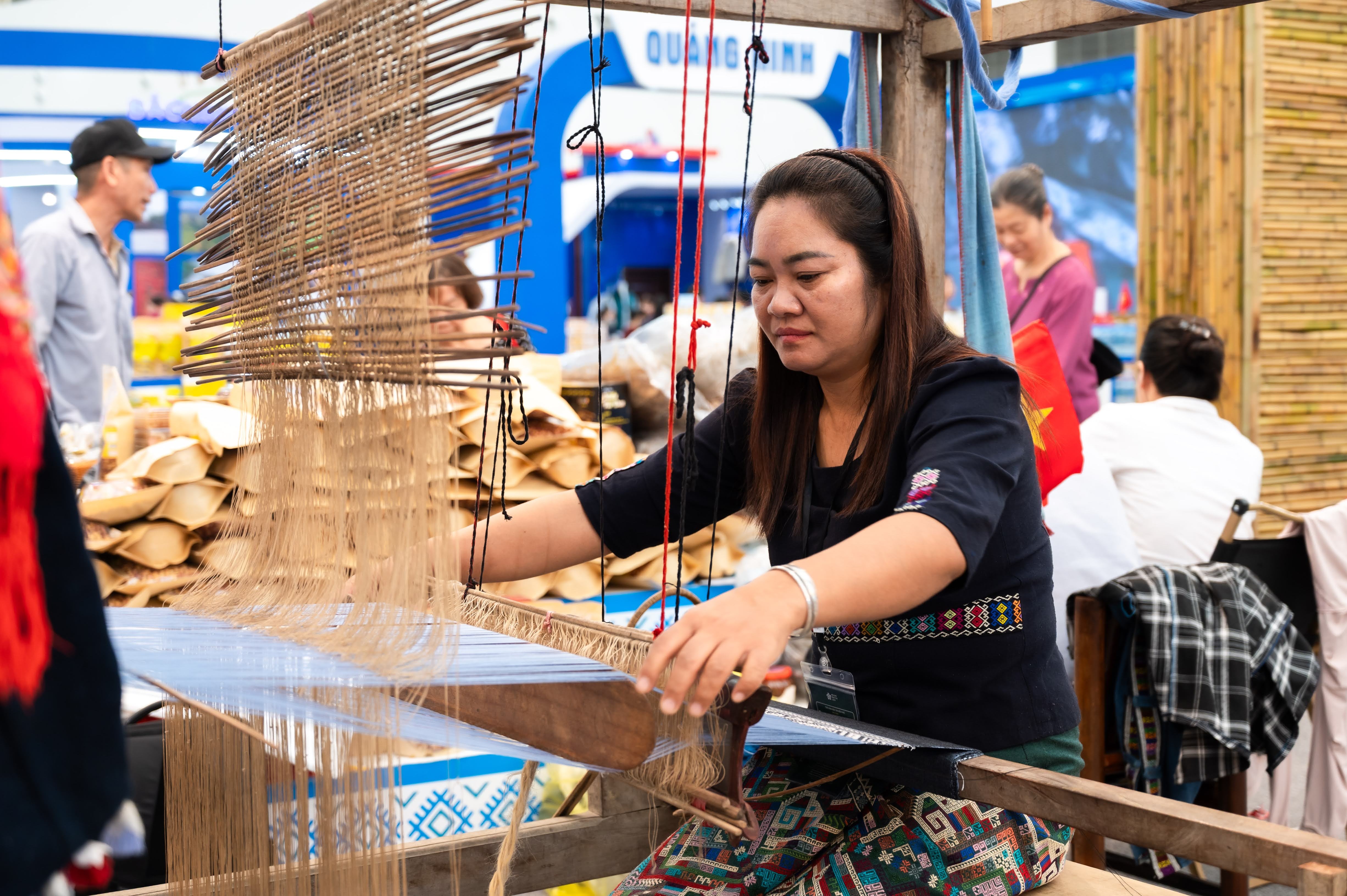 Hoi cho mua thu VEC anh 8