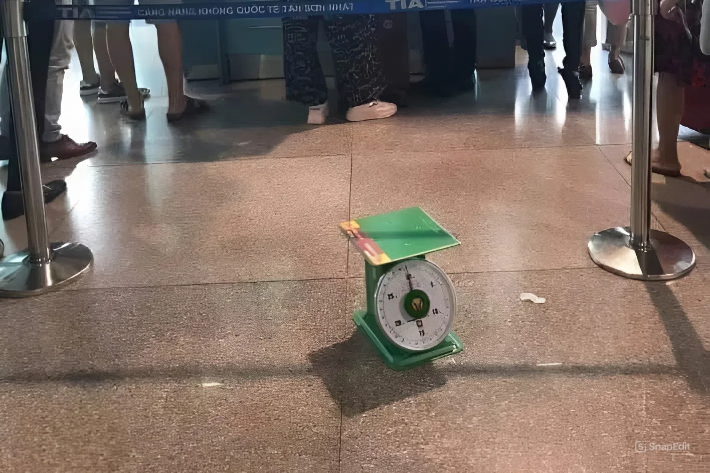 Vi sao hanh ly xach tay bi gioi han 7 kg? hinh anh