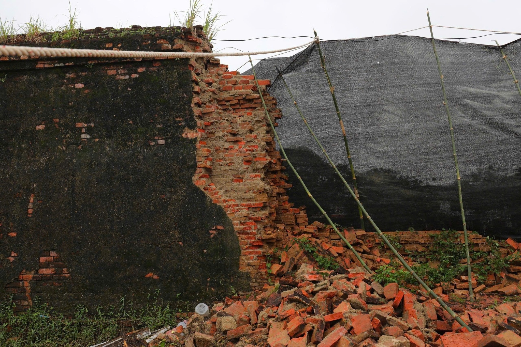 Can canh 15 m tuong Hoang thanh Hue do sap hinh anh