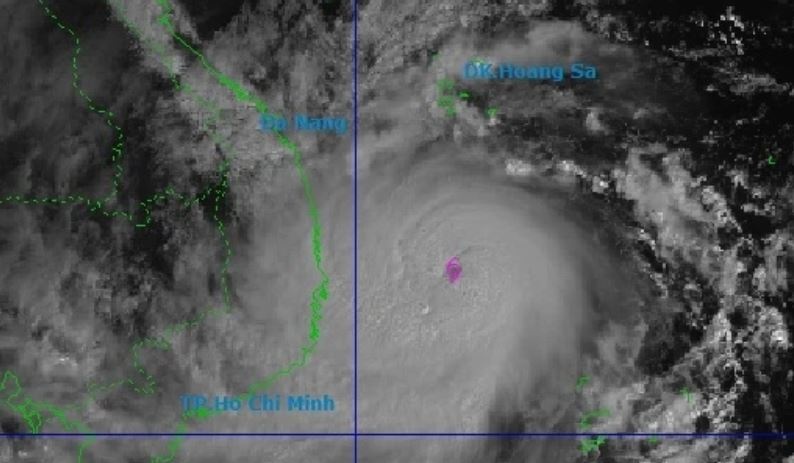 Bao Kalmaegi tang len cap 15, do bo Quang Ngai - Gia Lai toi nay hinh anh