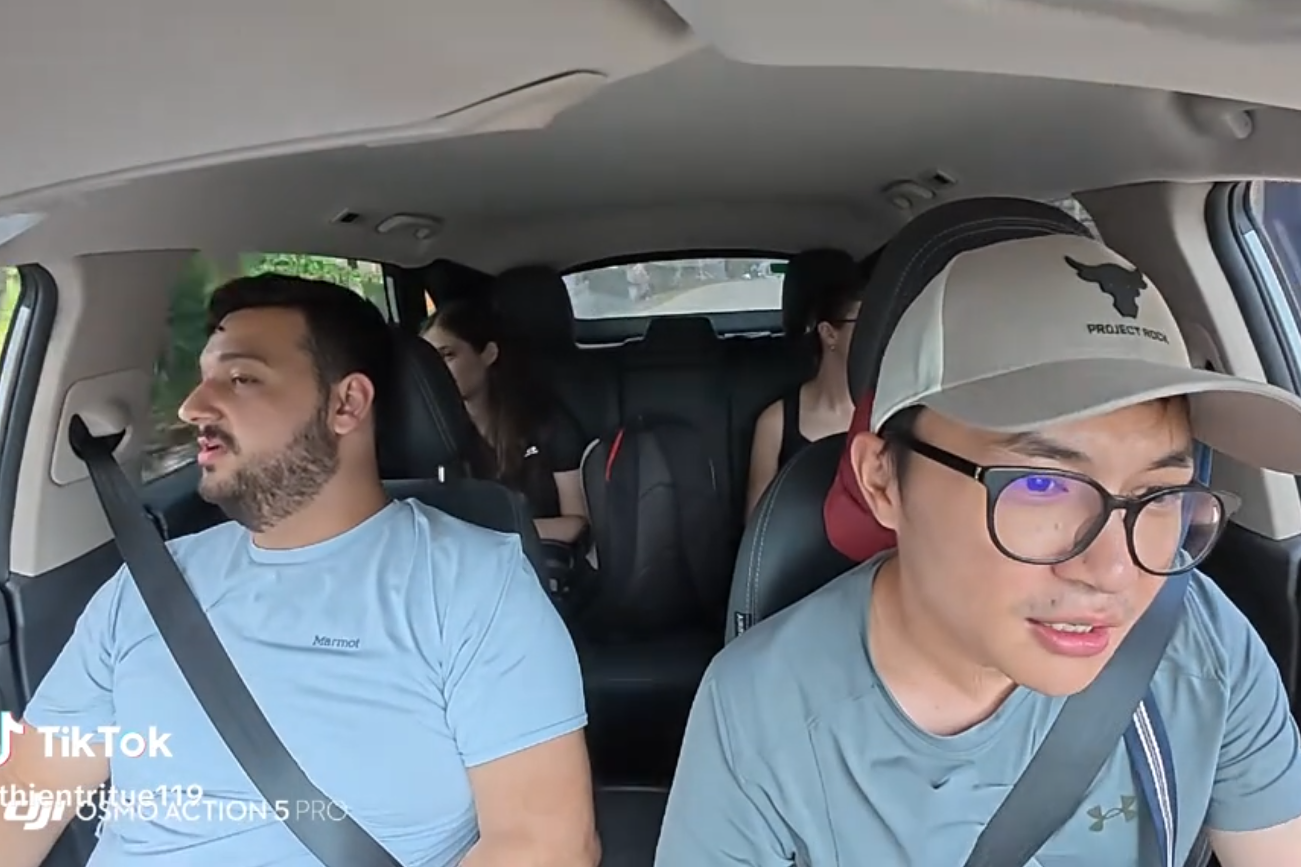 Chang trai Viet hat 'Shape of You' khien khach Tay bat ngo hinh anh