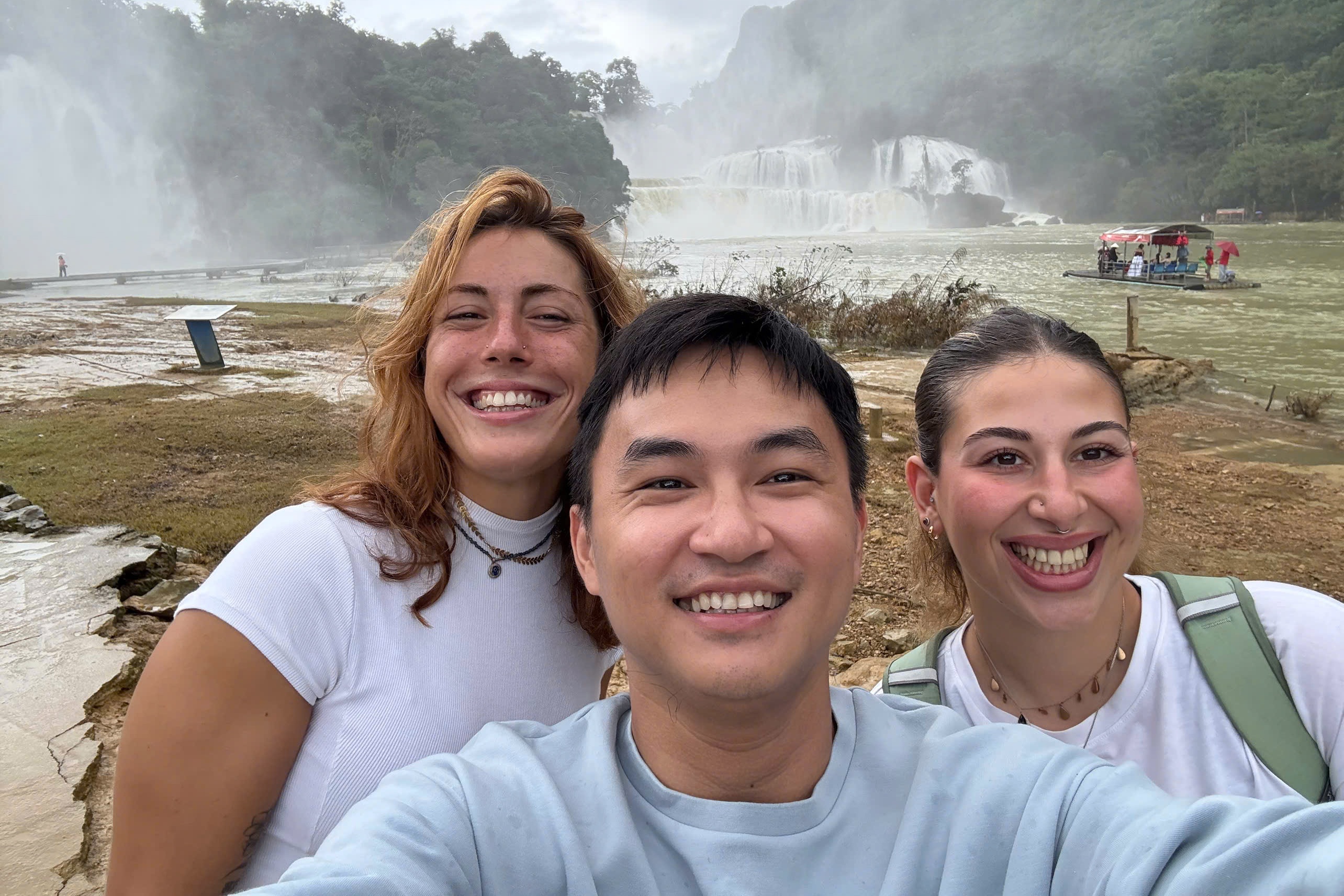 13 trieu luot xem huong dan vien Viet hat tieng Anh nhu 'nuot dia' hinh anh