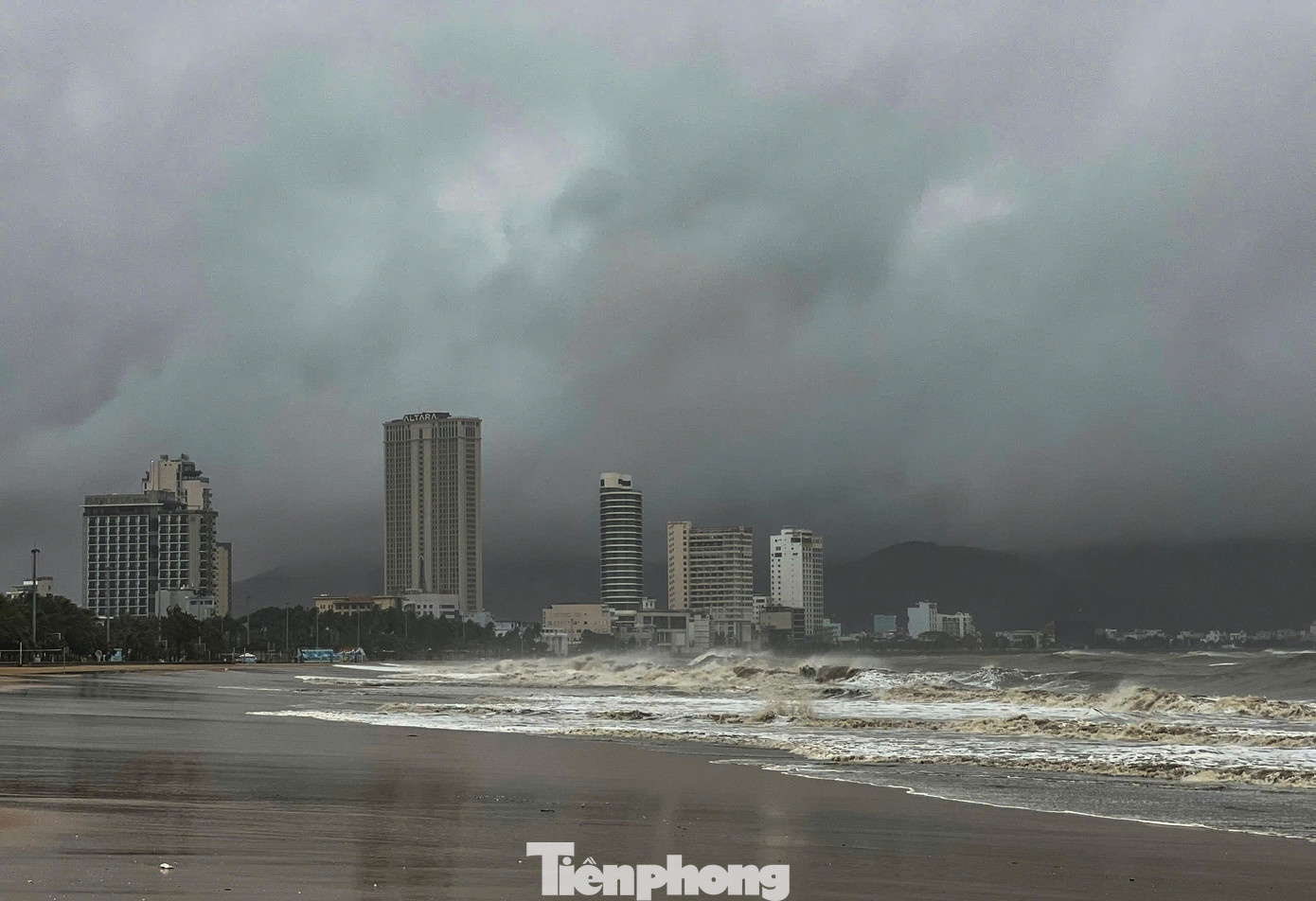 Bien Quy Nhon 'noi song' truoc khi bao so 13 do bo hinh anh