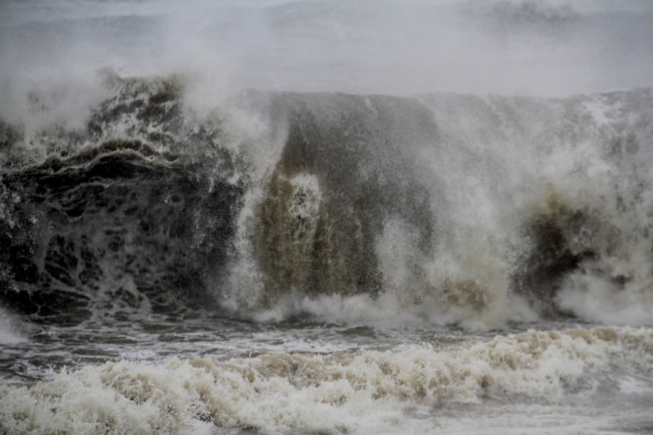 Song bien Quy Nhon du doi, troi den kit truoc bao so 13 hinh anh