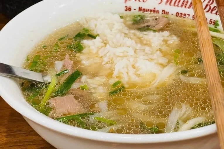 Quan pho kem com nguoi o Ha Noi nhu trong game 'Quan pho anh Hai' hinh anh