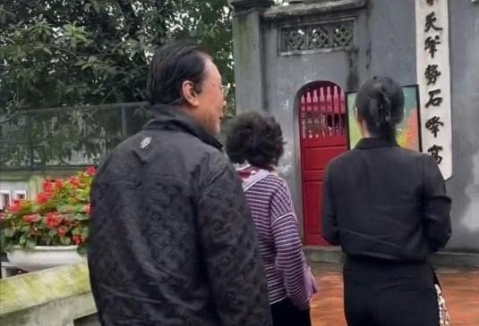 Fan bat gap bo me G-Dragon tham quan den Ngoc Son hinh anh