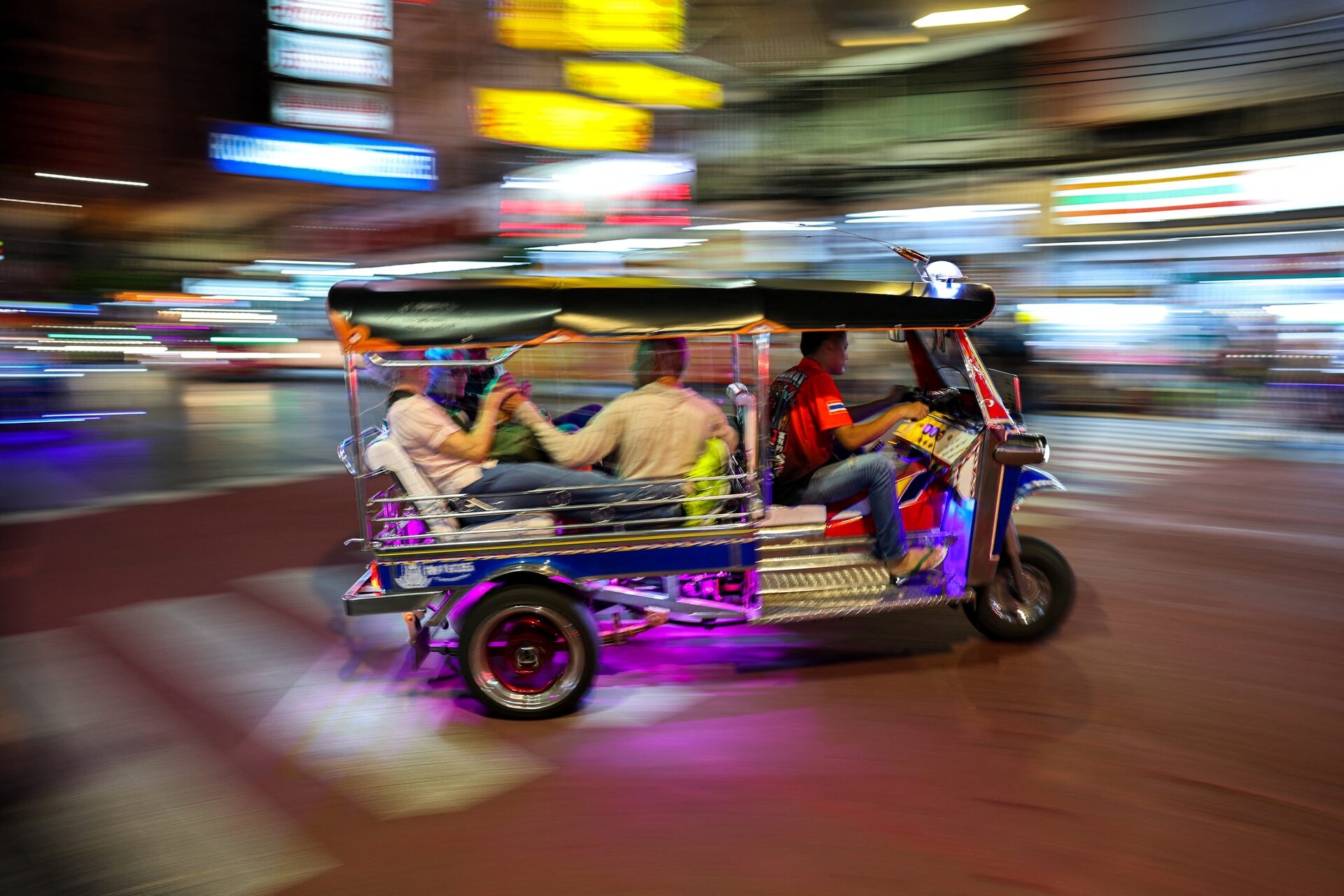 Tài xế tuk-tuk Thái Lan bị phạt vì 'chặt chém' khách xem The Weeknd