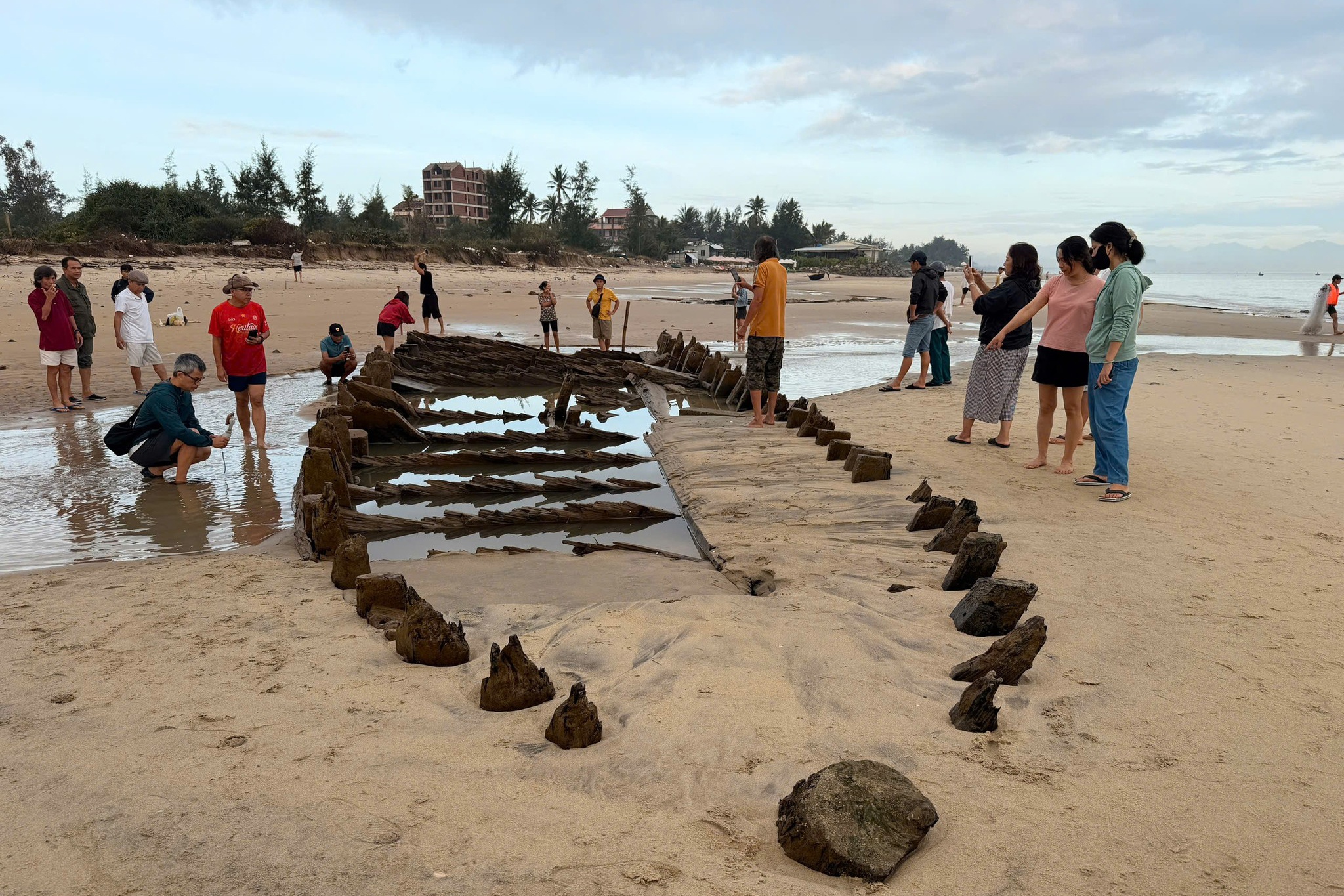 Tau co troi len o bai bien Hoi An sau bao so 13 hinh anh