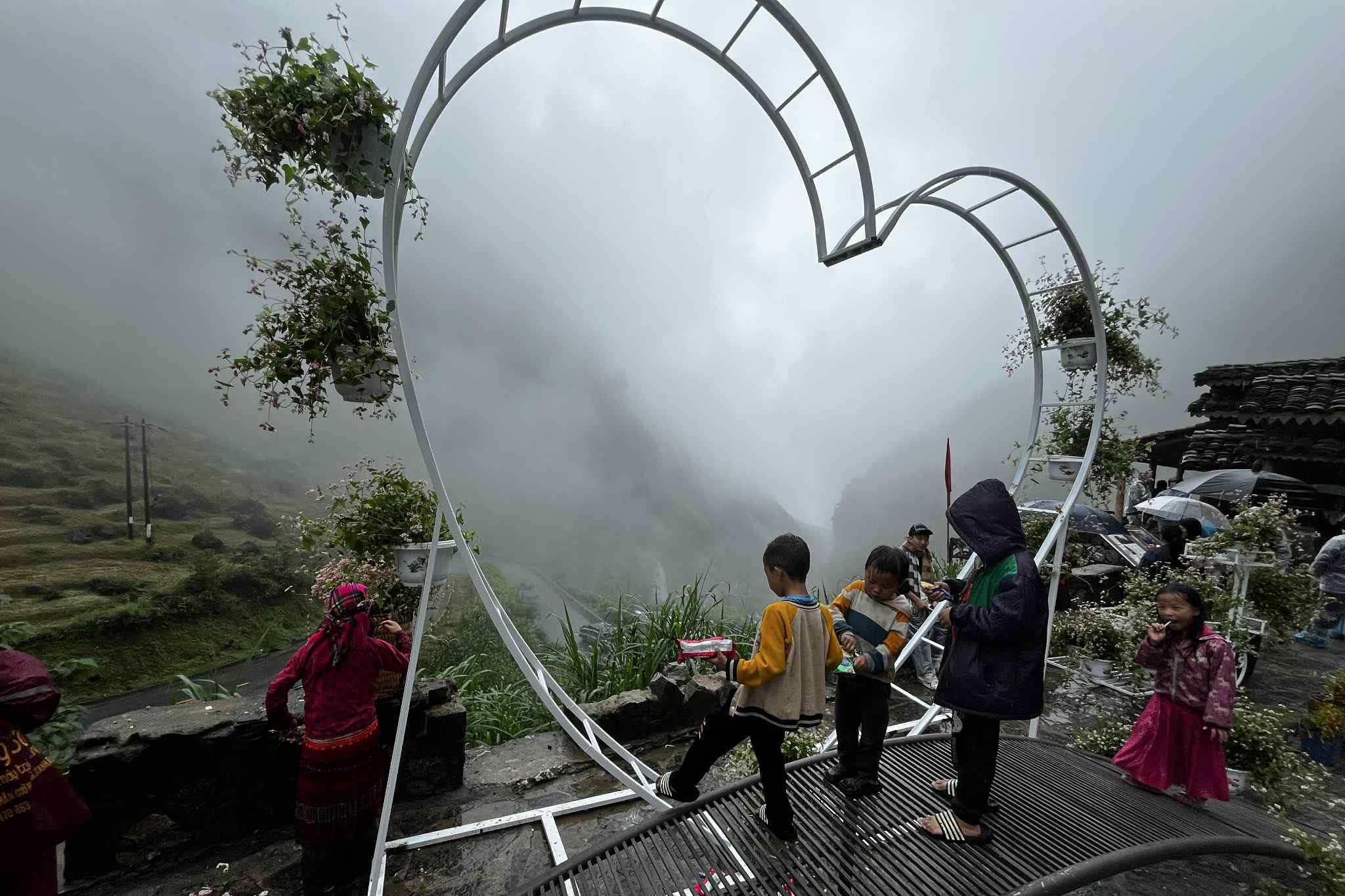 Xuat hien 'trai tim sat' khong lo tren doc Tham Ma noi tieng Ha Giang hinh anh