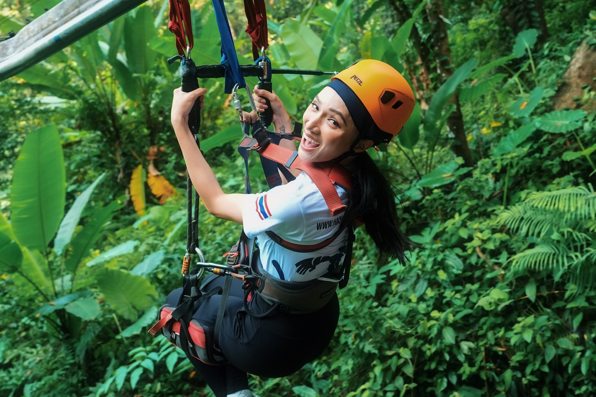 Noi Huong Giang truot zipline o Thai Lan hinh anh