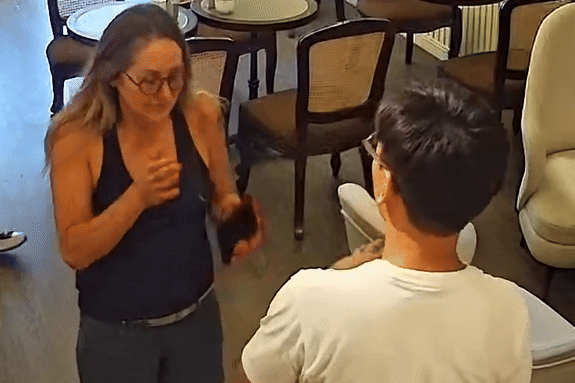 Khach Tay chap tay lay chu quan Ha Noi vi 'mon an ngon nhat cuoc doi' hinh anh