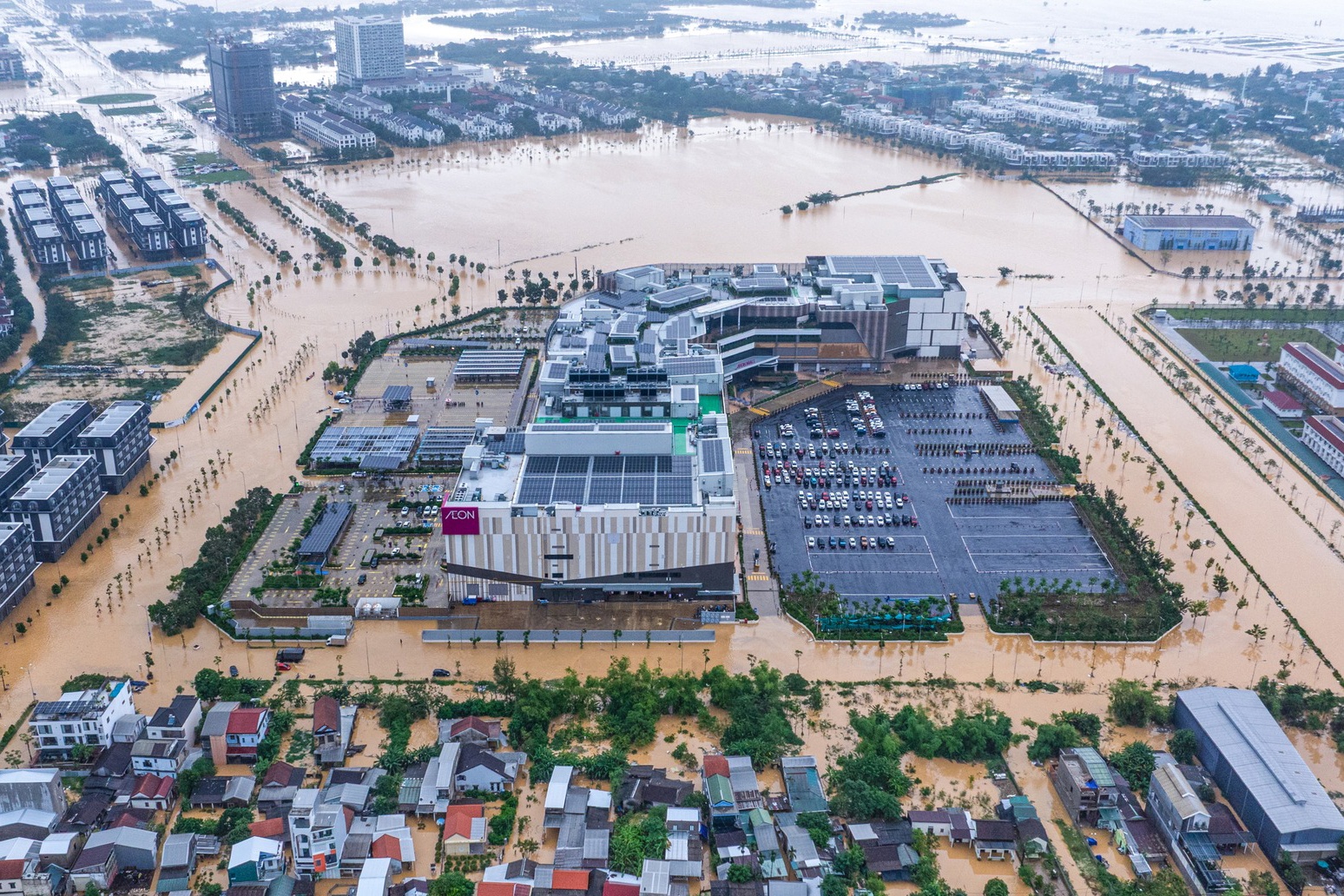 Buc anh 'phep mau' sung sung giua lu lich su o Hue len bao Nhat hinh anh