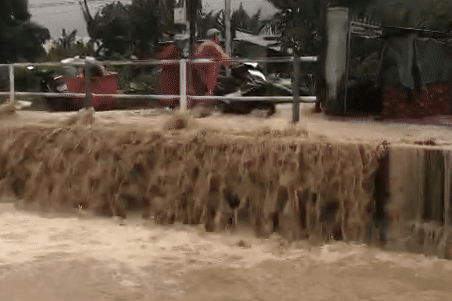 Lu chay nhu thac qua duong sat Nam Trung Bo, nhieu chuyen tau bi huy hinh anh