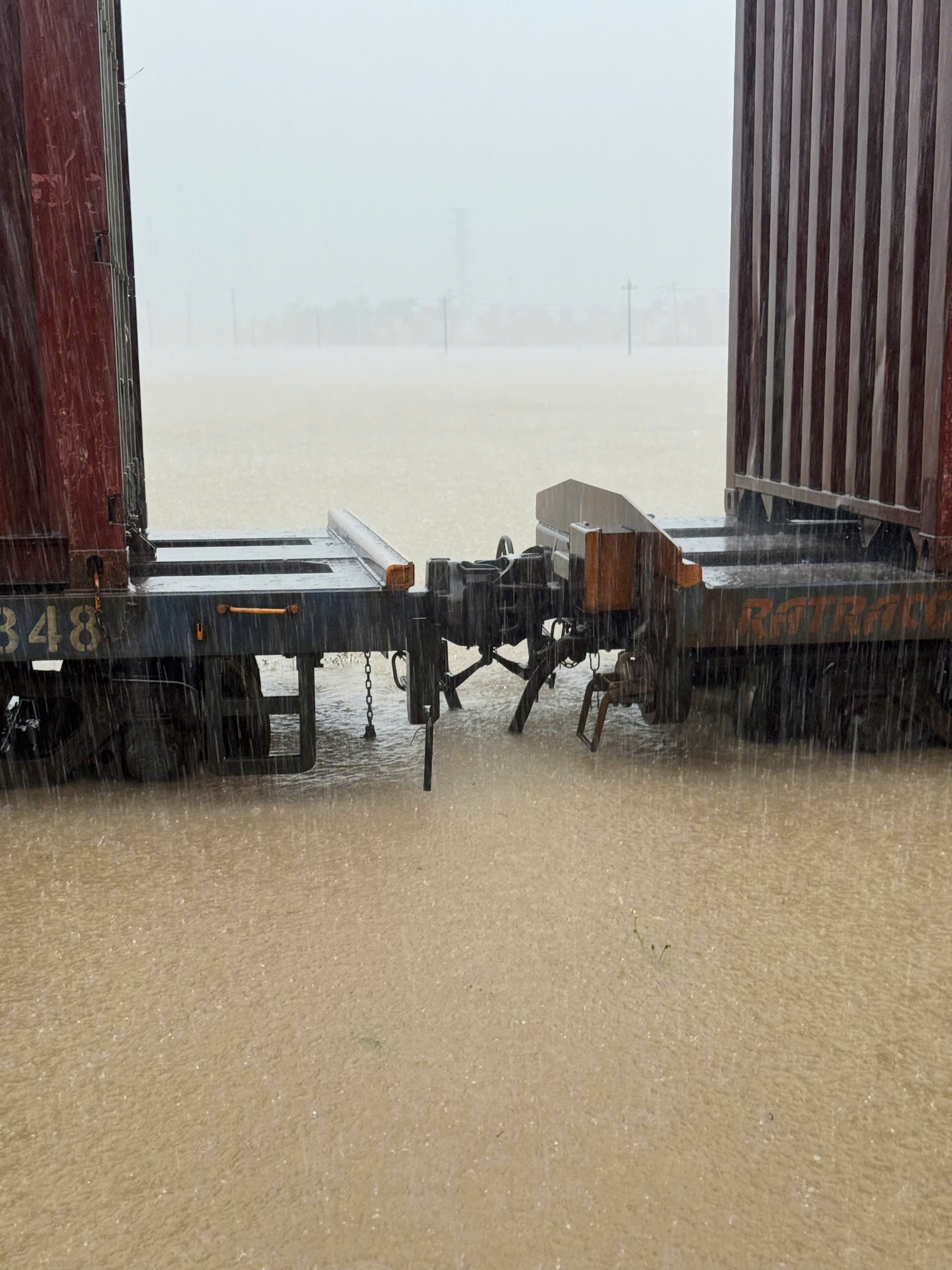 mua lu mien Trung,  huy nhieu chuyen tau,  duong sat Viet Nam anh 4