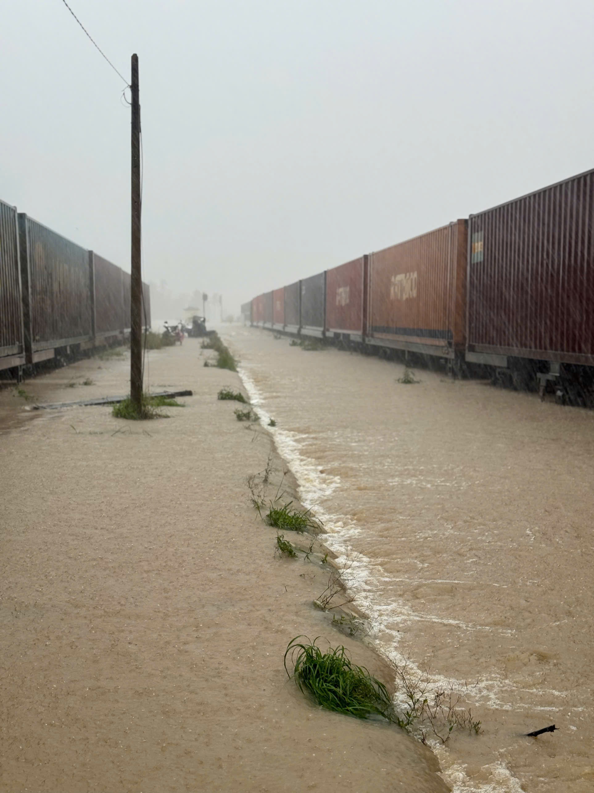 mua lu mien Trung,  huy nhieu chuyen tau,  duong sat Viet Nam anh 3