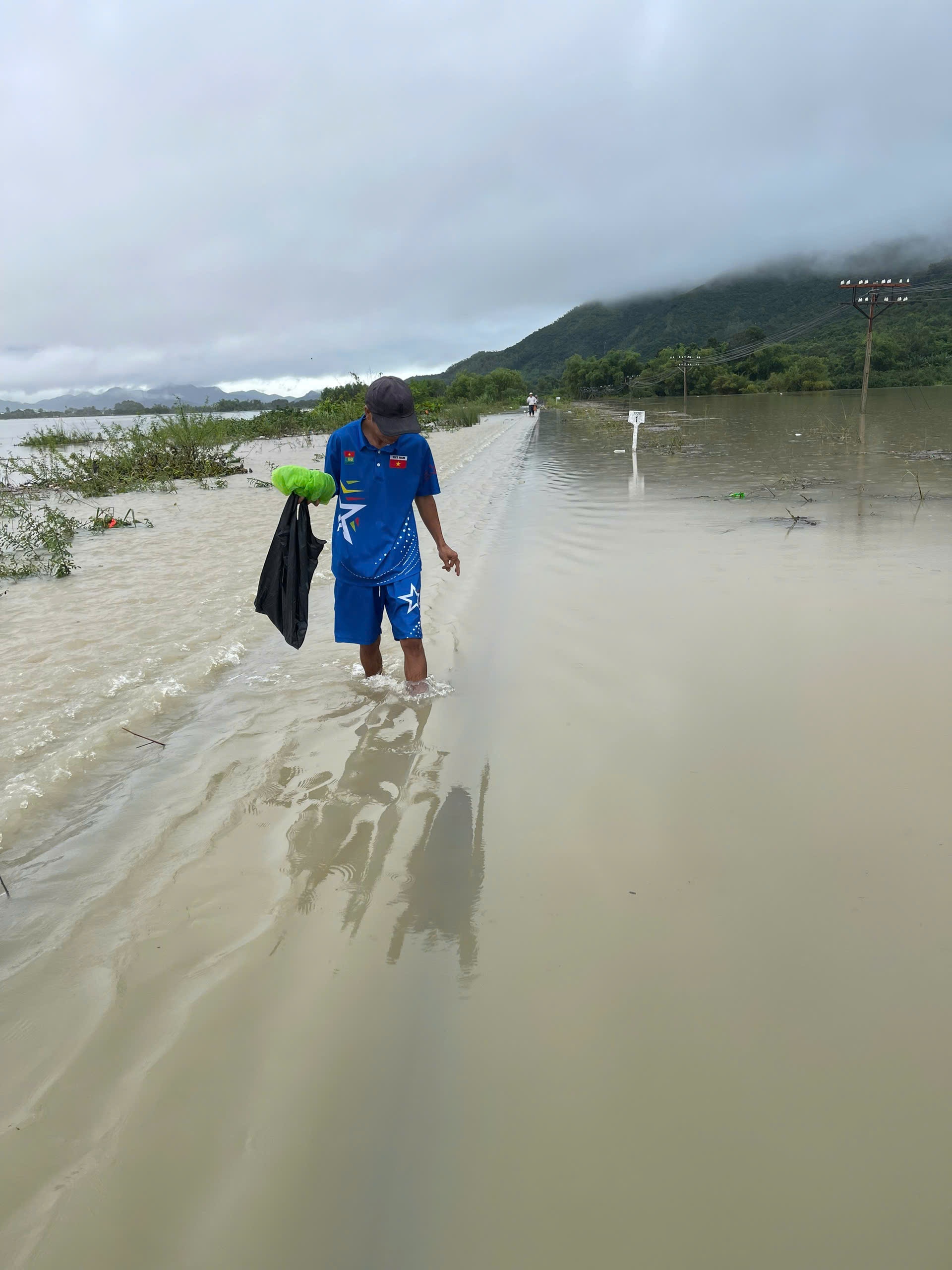 mua lu mien Trung,  huy nhieu chuyen tau,  duong sat Viet Nam anh 2