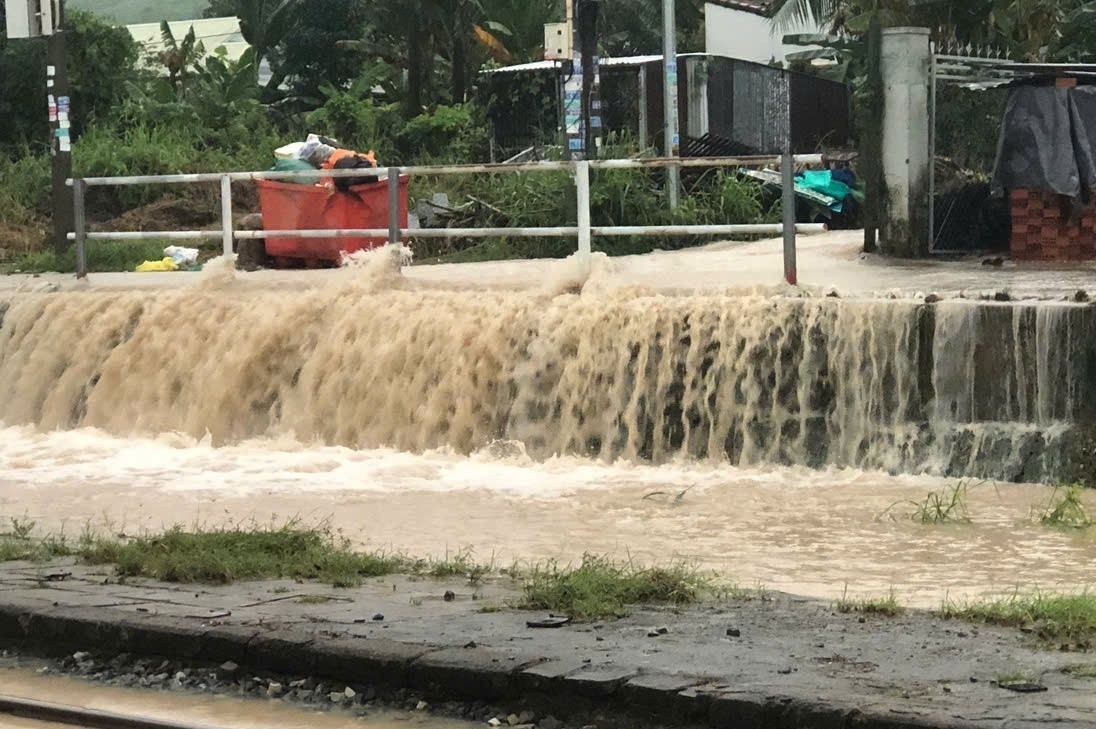 Canh nuoc lu cuon cuon chay qua duong sat mien Trung hinh anh